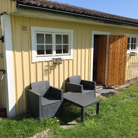 Gaeststuga I Loefsaeng Hajstorp Töreboda المظهر الخارجي الصورة