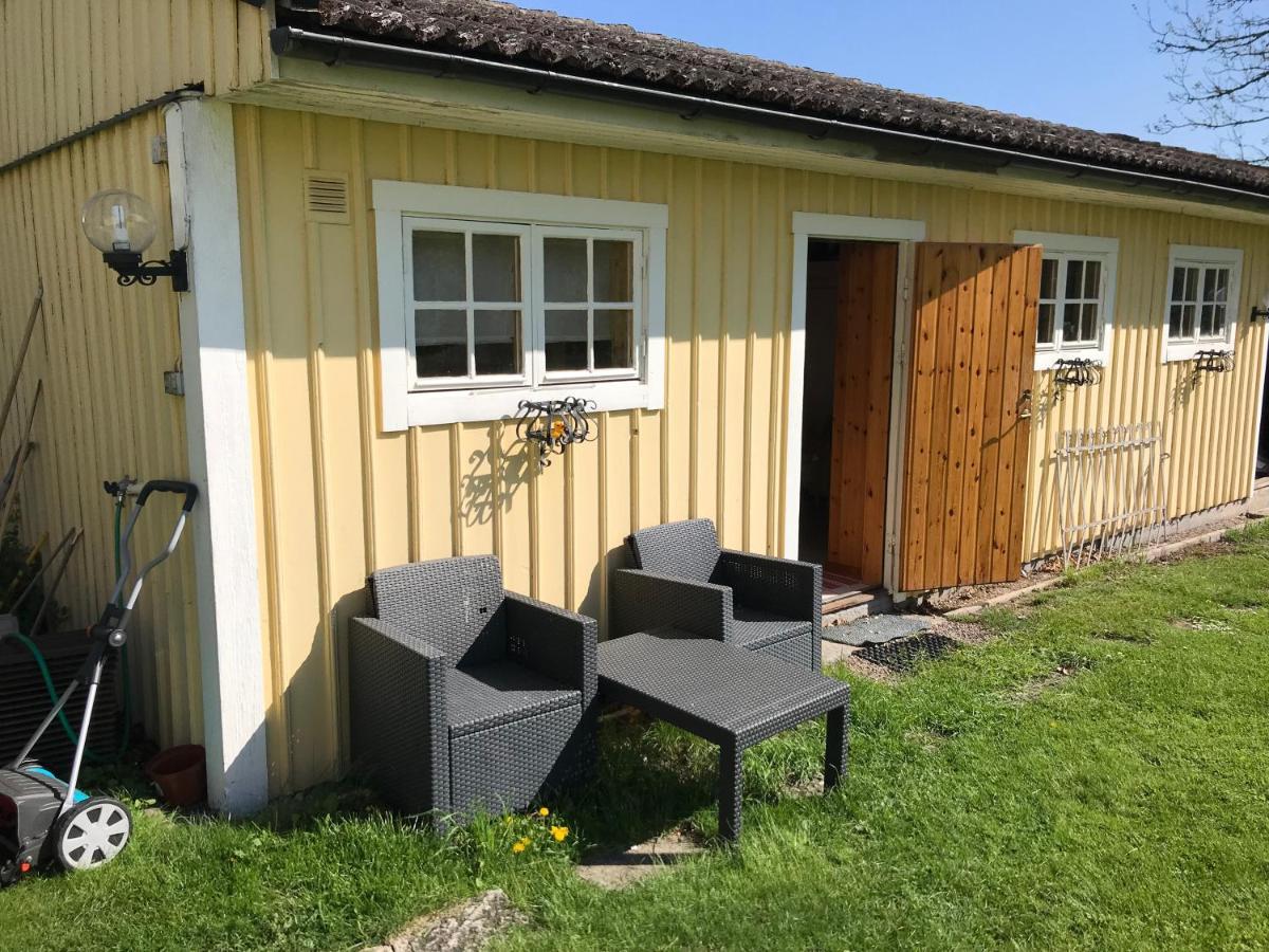 Gaeststuga I Loefsaeng Hajstorp Töreboda المظهر الخارجي الصورة