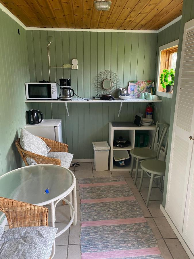 Gaeststuga I Loefsaeng Hajstorp Töreboda المظهر الخارجي الصورة